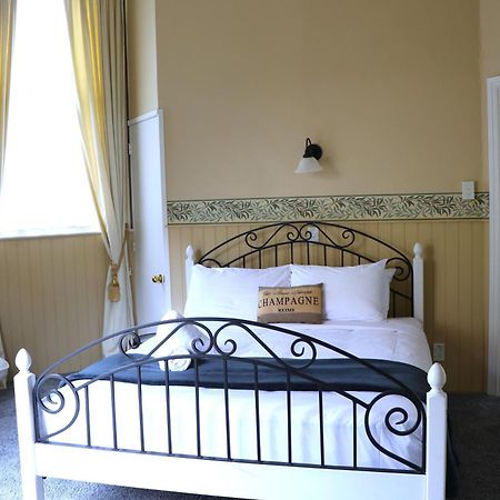 Historic Shipping Office - Akaroa Hotel ภายนอก รูปภาพ