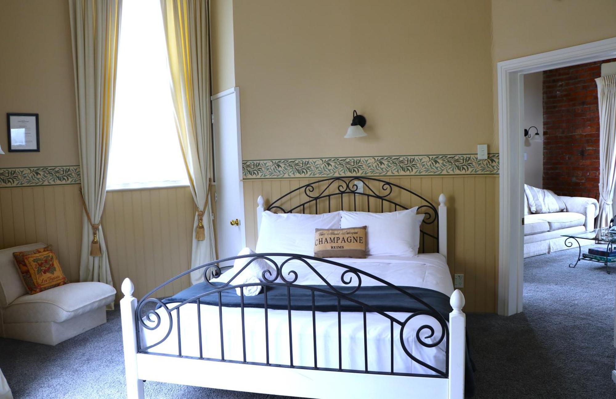 Historic Shipping Office - Akaroa Hotel ภายนอก รูปภาพ